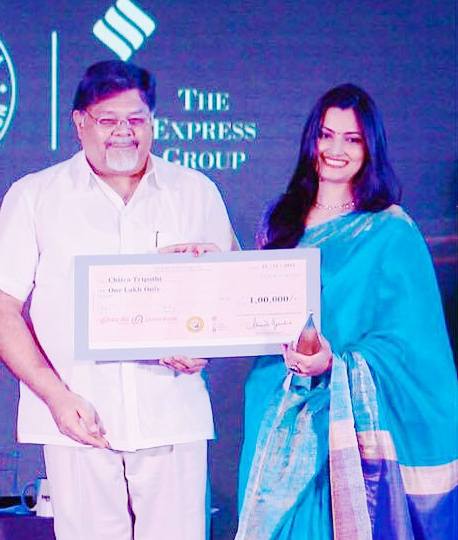 Chitra Tripathi Receiving Ramnath Goenka Excellence in Journalism Award