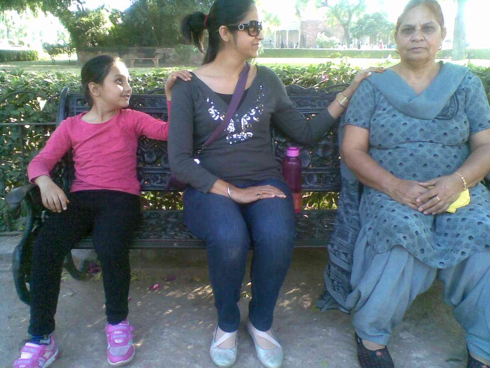Navjyot-Randhawa-with-her-mother-and-daughter