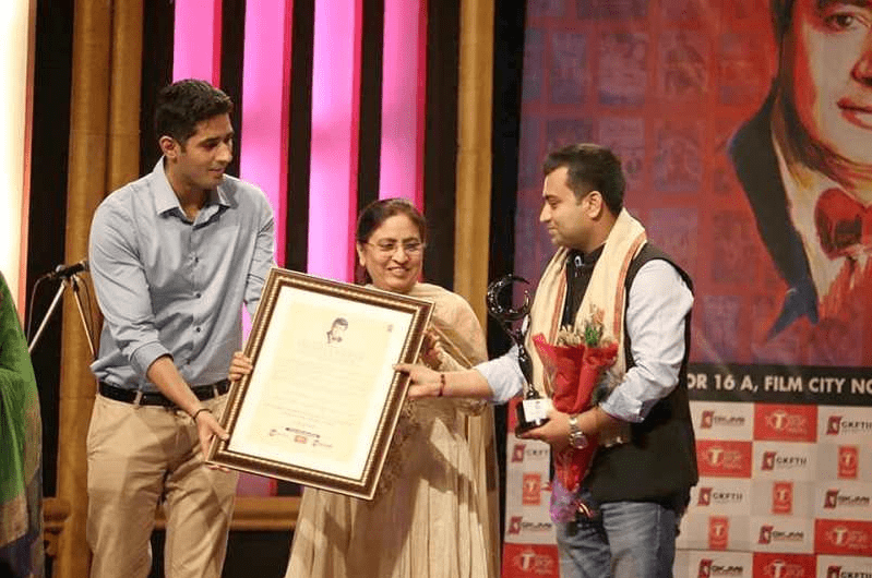 Akhilesh Anand Receiving a Gulshan Kumar Award