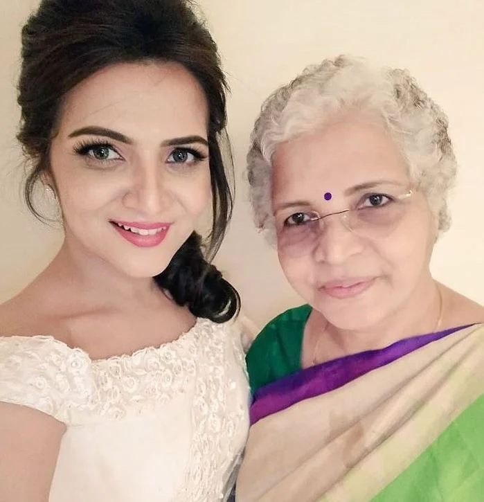 Dhivyadharshini-with-her-Mother