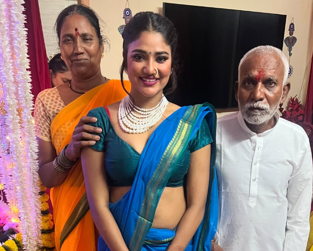 Ruks Khandagale with her Parents