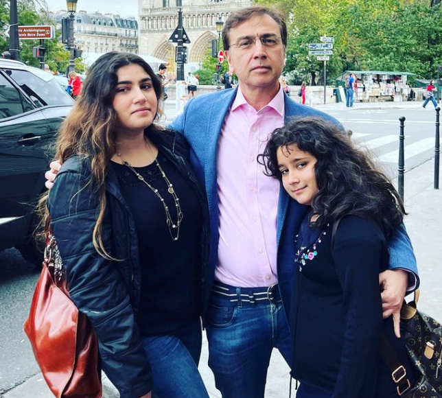 Moeed Pirzada with Daughters