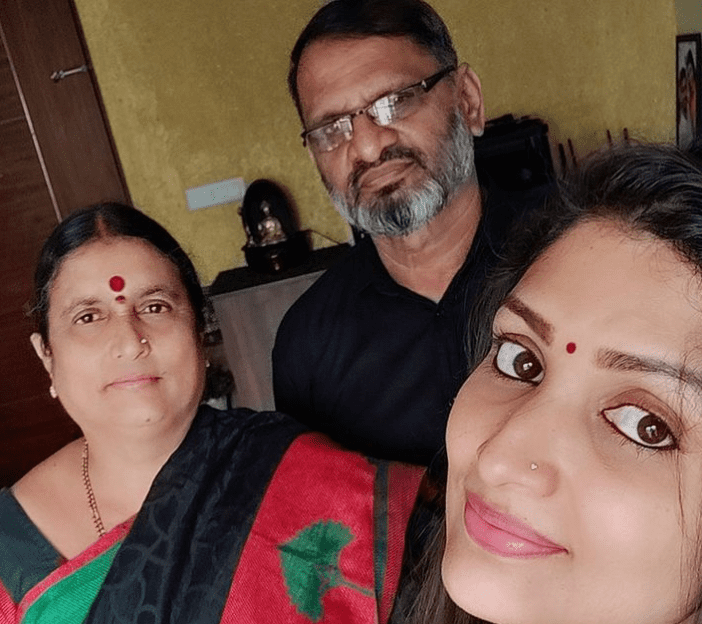 Divya Sridhar with her Parents