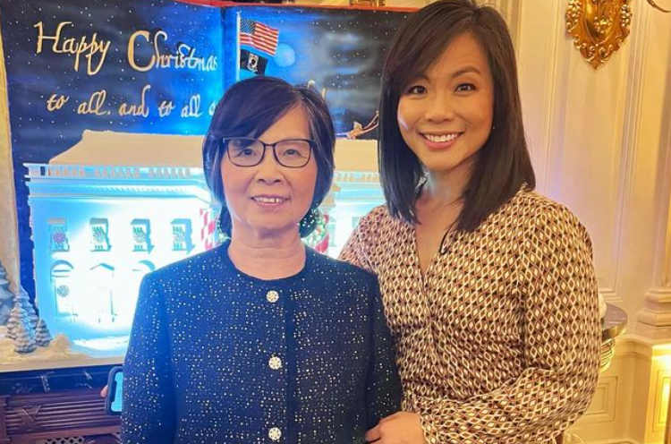 Journalist Weijia Jiang CBS with her Mother