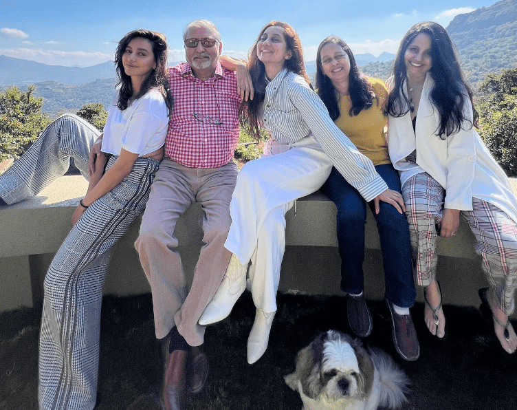 Anusha Dandekar with her Parents and Sisters