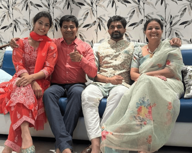Manu Bhaker with her Parents and her Brother