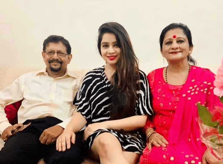 Sakshi Mandwal with her Parents