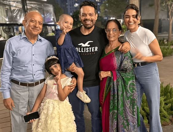 Gaurav Taneja with his Parents, Wife and Daughters