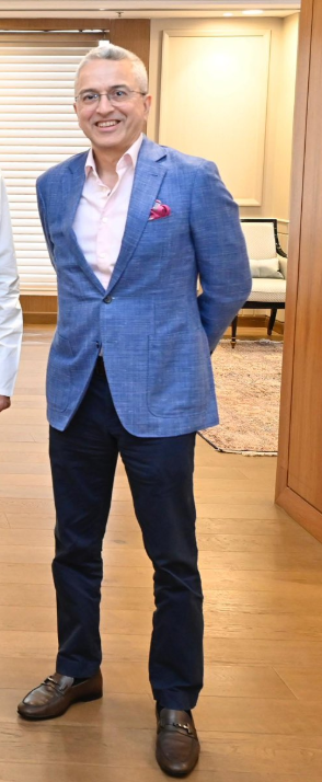 Sunil Vachani Height