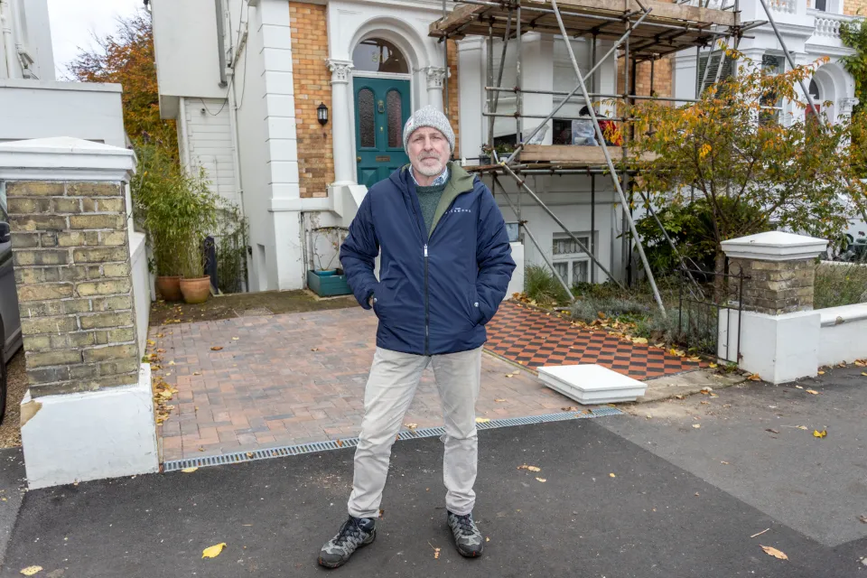 Simon Evans Height, Weight & Physical Stats