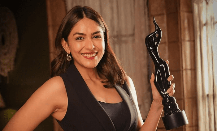 Mrunal Thakur Award