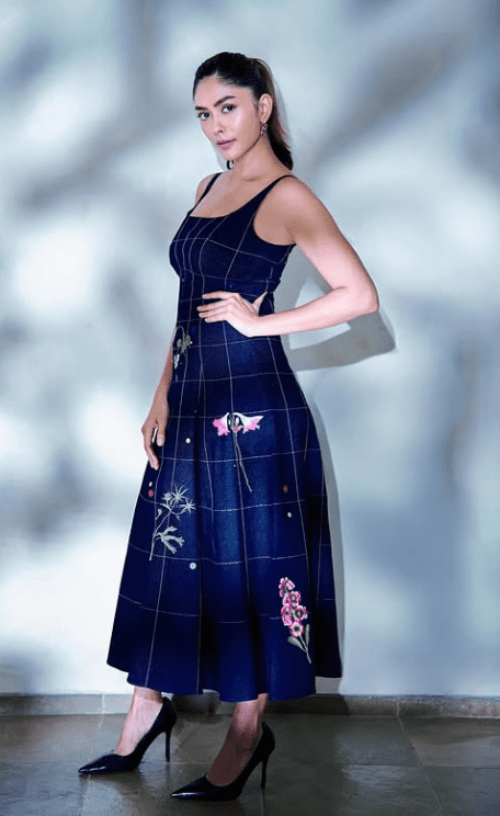 Mrunal Thakur Height