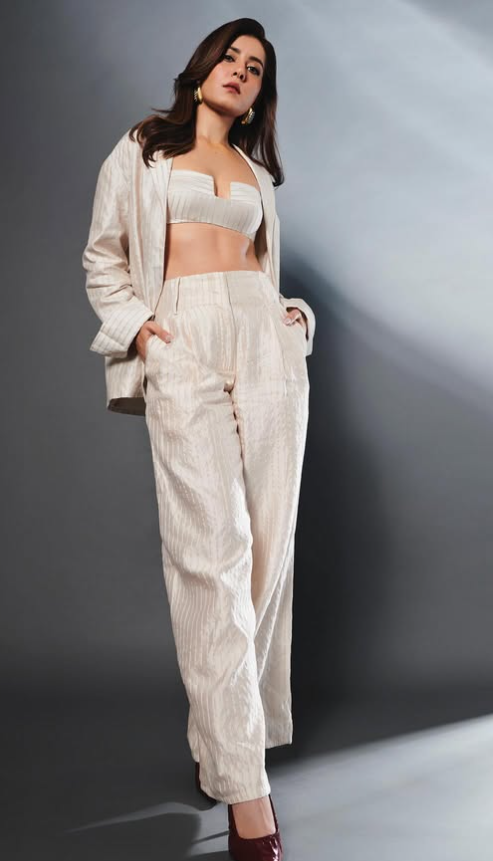 Raashii Khanna Height