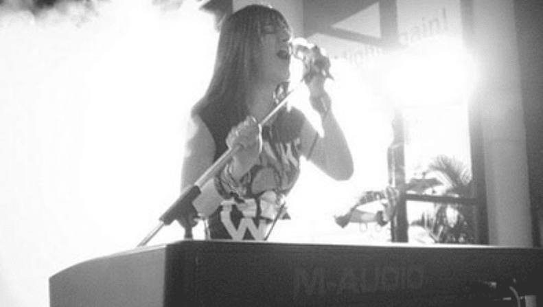 Shruti Haasan as Singer