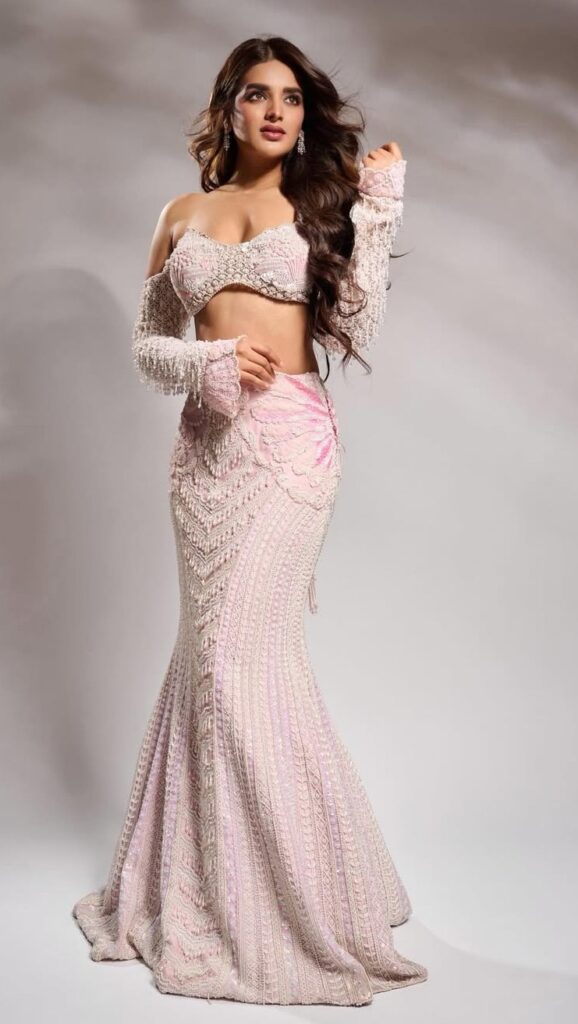 Nidhhi Agerwal Height