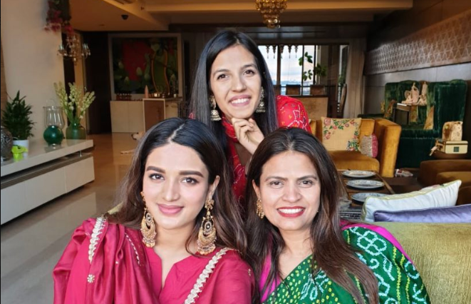 Nidhhi Agerwal Mother and Sister
