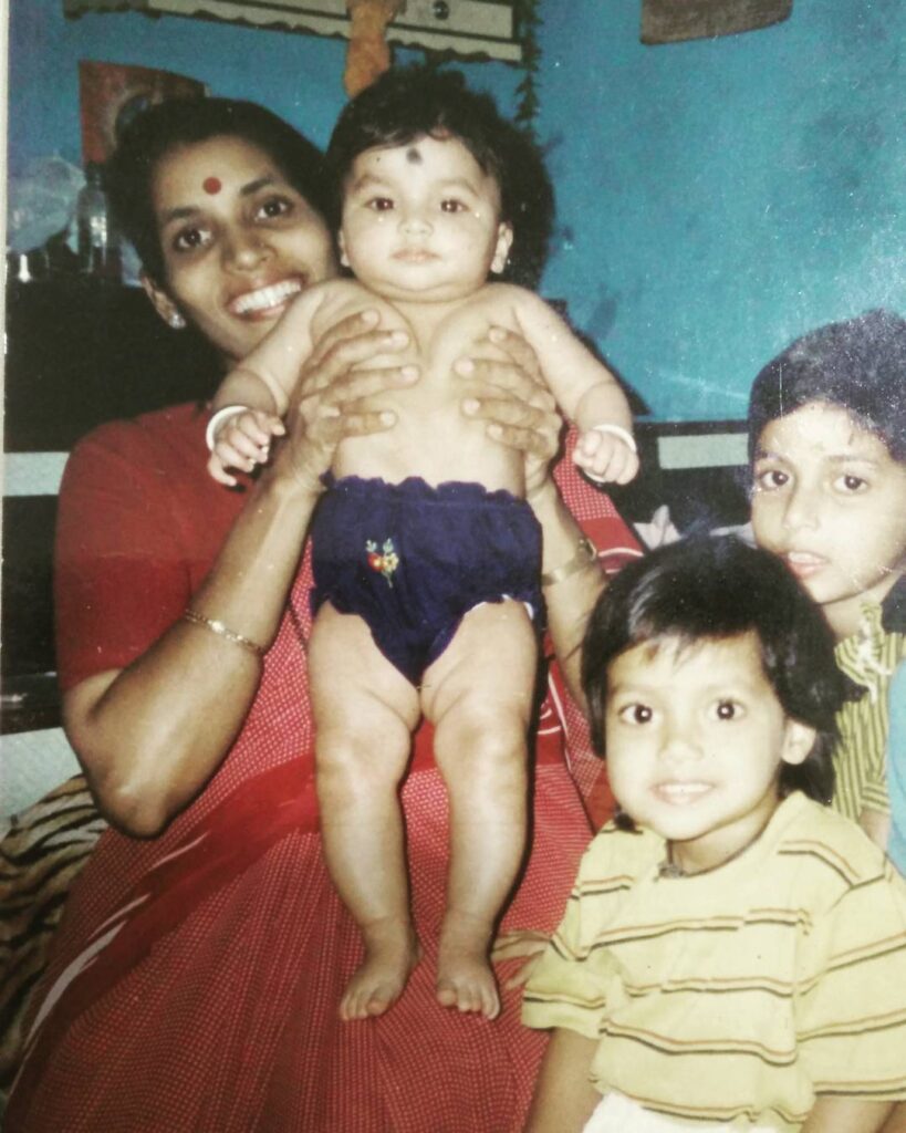Srinidhi Shetty Childhood Photo with Sisters and Mother