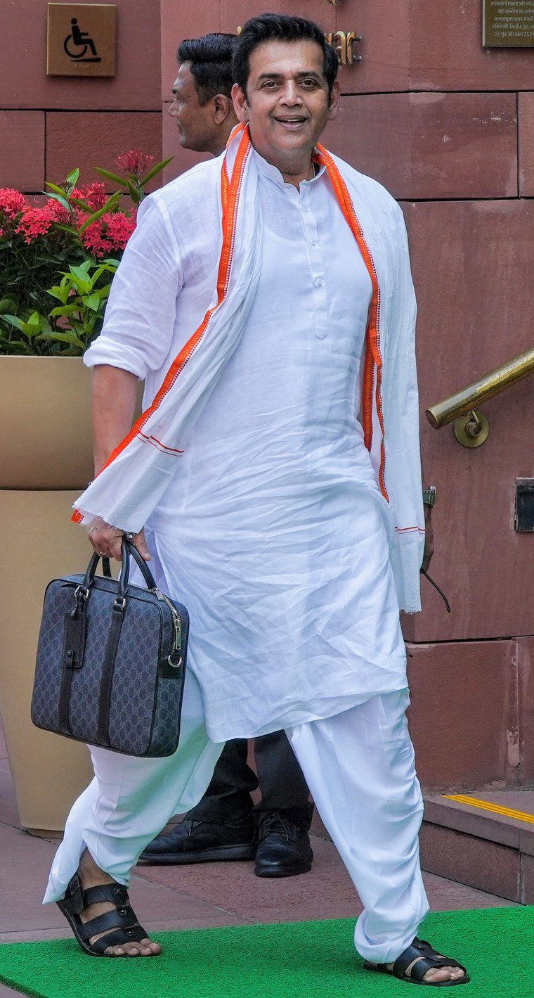 Ravi Kishan Height